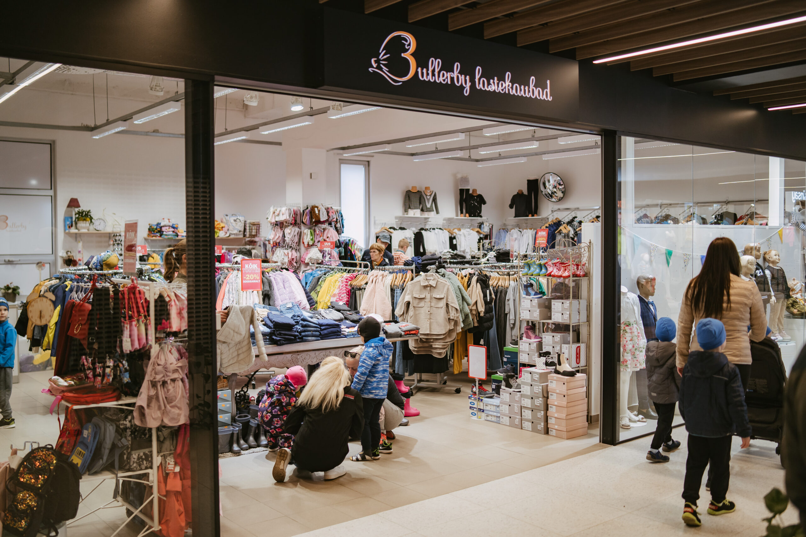 Jõuluvana kingikoti täitmiseks sobivad kingitused leida meie kauplusest Haapsalu Kaubamaja II korrusel ja  veebipoest www.bullerby.ee. Laiem tootevalik ootab Si